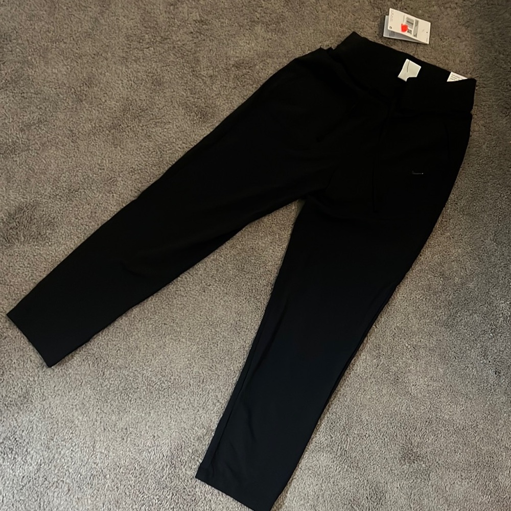 NWT Nike Dri-Fit Standard Fit Mid Rise 7/8 Length